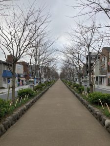 見上げればどんよりくもり空　今日もうんざり上り坂・・・