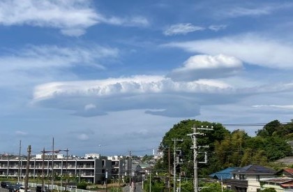 白い雲の よおーにー♪