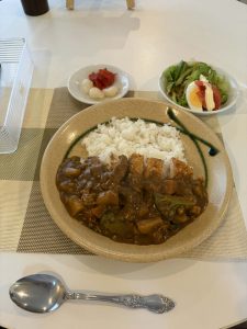 快晴の夏日。今日もカツカレー