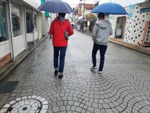 雨だから