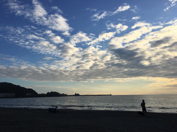 夕暮れの逗子海岸