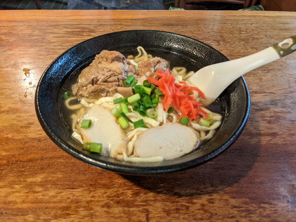 「沖縄食堂 麺そうれ」のソーキそば – 浄明寺