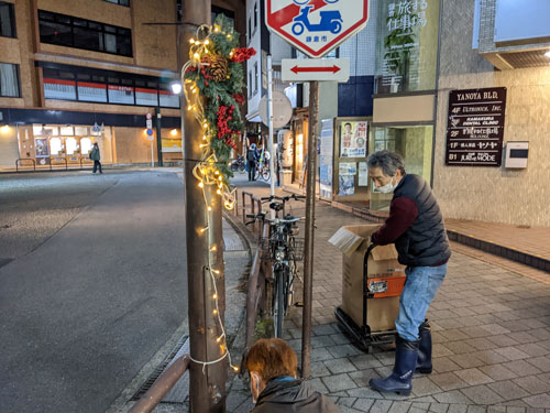 御成商店街のクリスマスリースの飾りつけ