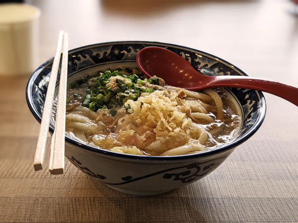 「難波千日前 釜たけうどん」のかすうどん