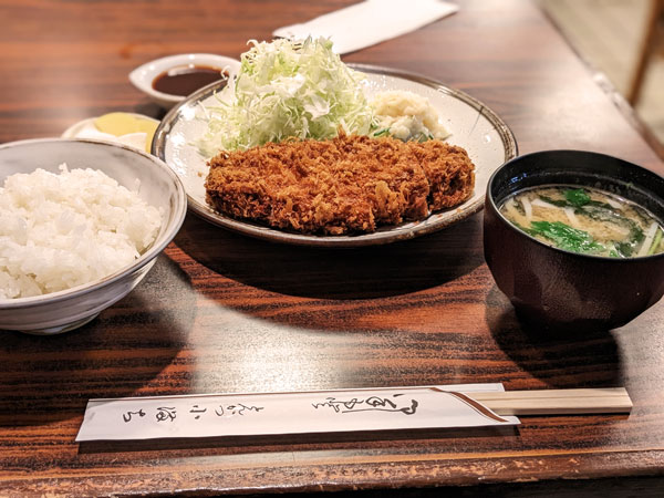 「とんかつ小満ち」のロースかつ定食