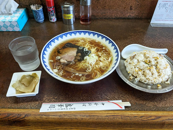 盛華園のラーメンと半チャーハン – 材木座