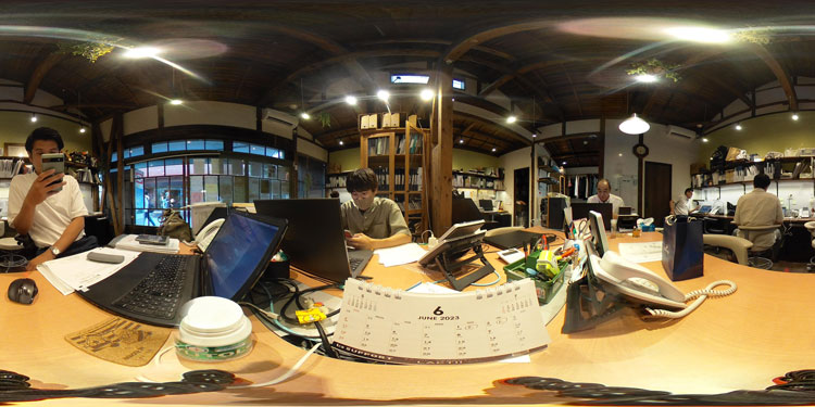 職場の風景(THETA 360°)