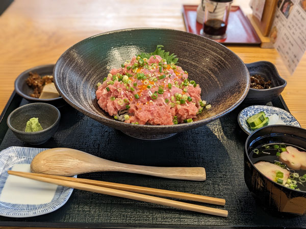 海鮮びよりのまぐろたたき丼 – 由比ガ浜