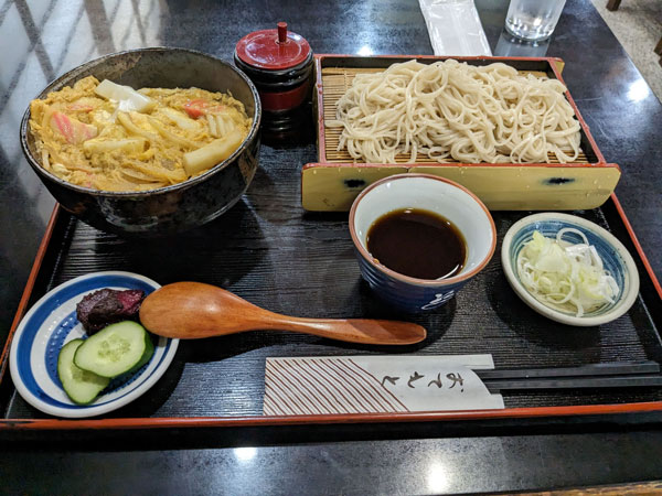 東京亭の玉子丼ともりそばのセット – 大町