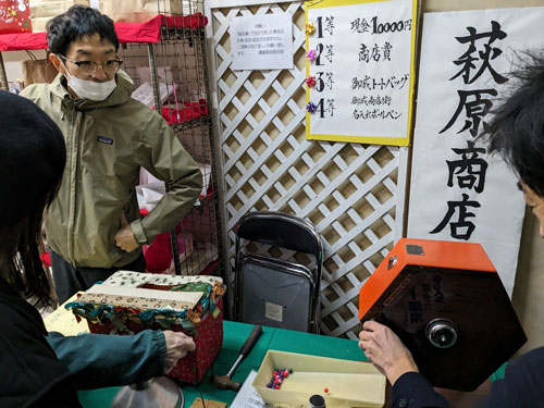 御成商店街、歳末イベントの会場設置