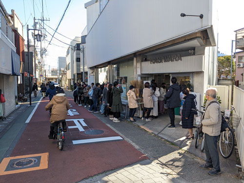 御成商店街のクリスマス撤去と家紋旗取り付け