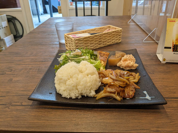 カフェ シュワラの生姜焼き定食 – 御成町