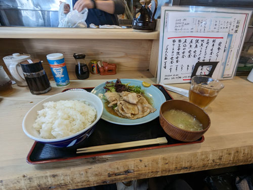 「つく志」の生姜焼き定食と「みごかハウス」の焼き芋