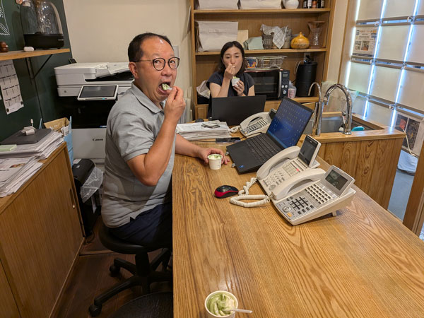 日の出園 HINODE-EN CAFE(葉山ステーション店)の宇治抹茶×生乳ミックスソフト