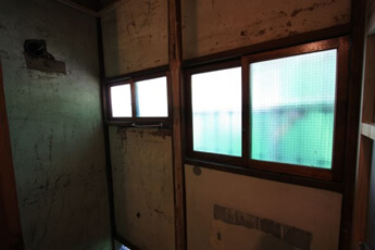 洗面所にある木枠の窓