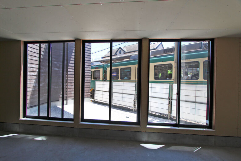 江ノ電ホーム目の前の店【店舗・飲食店可】