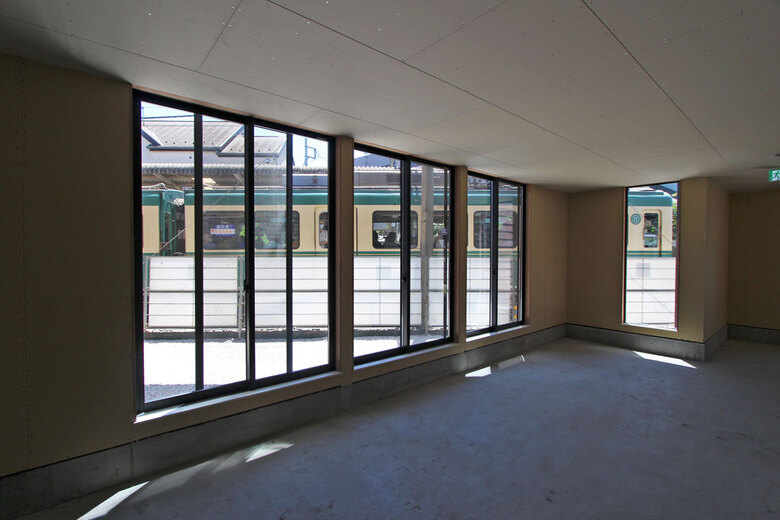 江ノ電ホーム目の前の店【店舗・飲食店可】