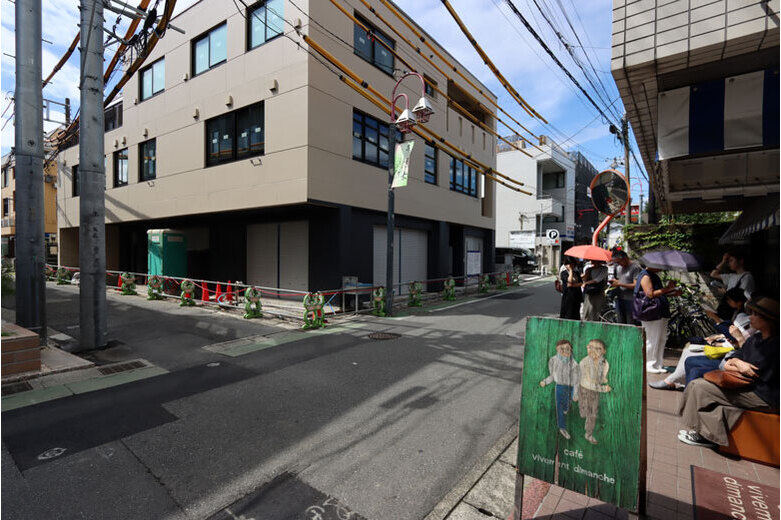 ヴィヴモン・ディモンシュの向かい【店舗】