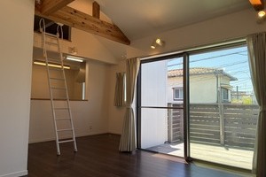 逗子駅徒歩10分、ウッドデッキ暮らし【戸建】