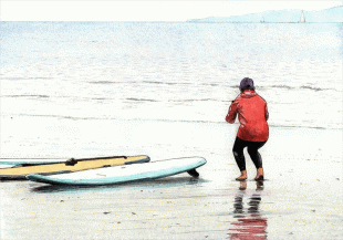 ＳＵＰ(スタンドアップバドル)教室の先生と生徒が記念写真を楽しんでいる風景ですが、海のスポーツは、強い連帯感といいますか絆ができるようです。