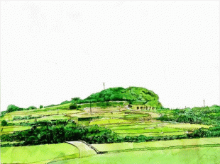 畑の中の緑の小高い丘が、三浦市での最高峰の岩堂山、標高86.8ｍです。