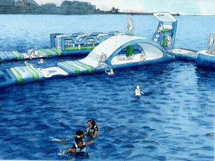 この夏も逗子海岸沖に設置した「逗子海岸ウォーターパーク」が開催され、未体験の楽しさを堪能することができます。